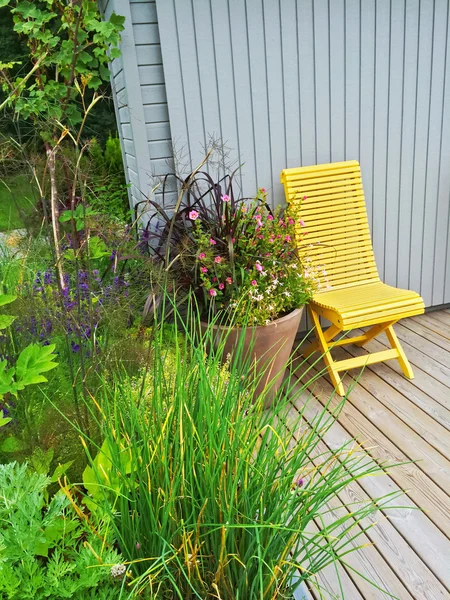 Terrasse d'été décorée de fleurs — Photo