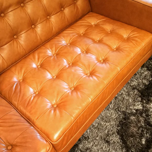 Luxuriöses orangefarbenes Ledersofa — Stockfoto