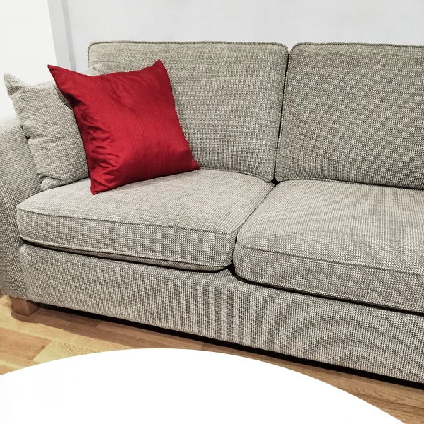 Detail eines Wohnzimmers mit Sofa und weißem Tisch — Stockfoto