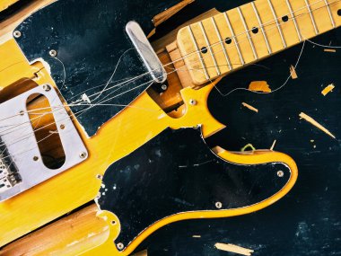 Elektro gitar kırık eski