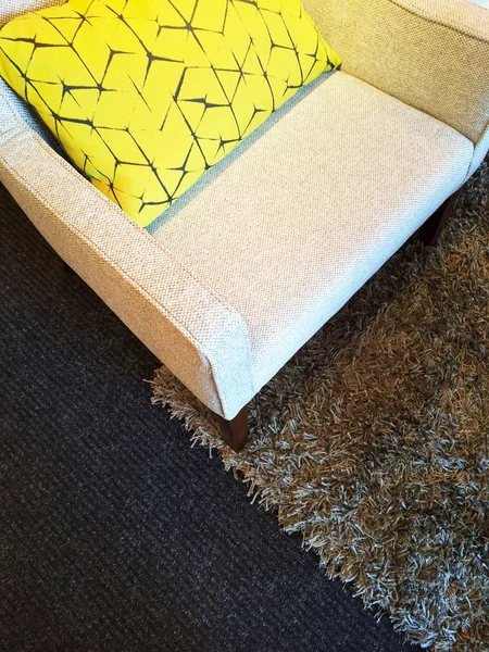 Fotel na puszysty dywan — Zdjęcie stockowe