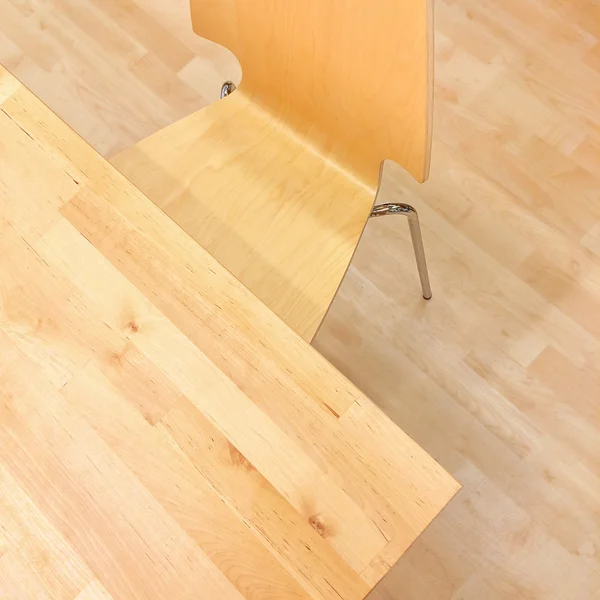 Деревянный стол и стул — стоковое фото