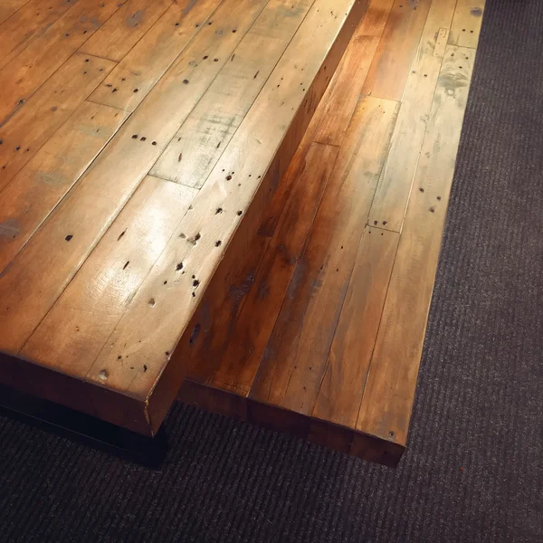 Masywny drewniany stół i ława — Zdjęcie stockowe