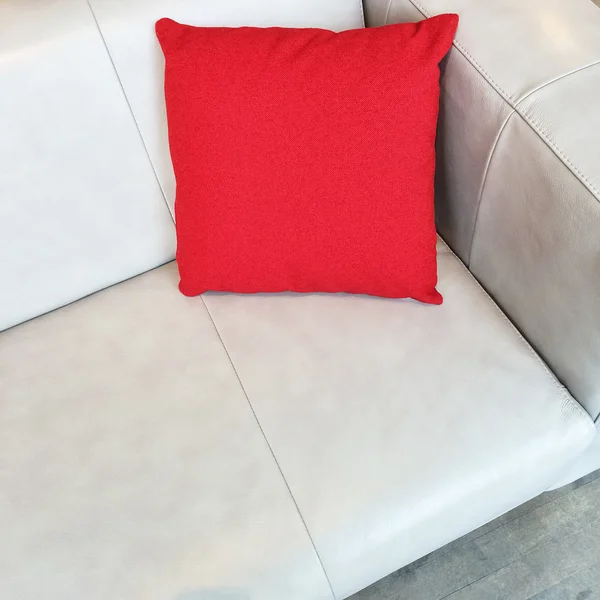 Graues Ledersofa mit rotem Kissen — Stockfoto