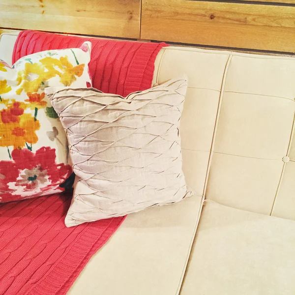Sofá com lance rosa e almofadas — Fotografia de Stock