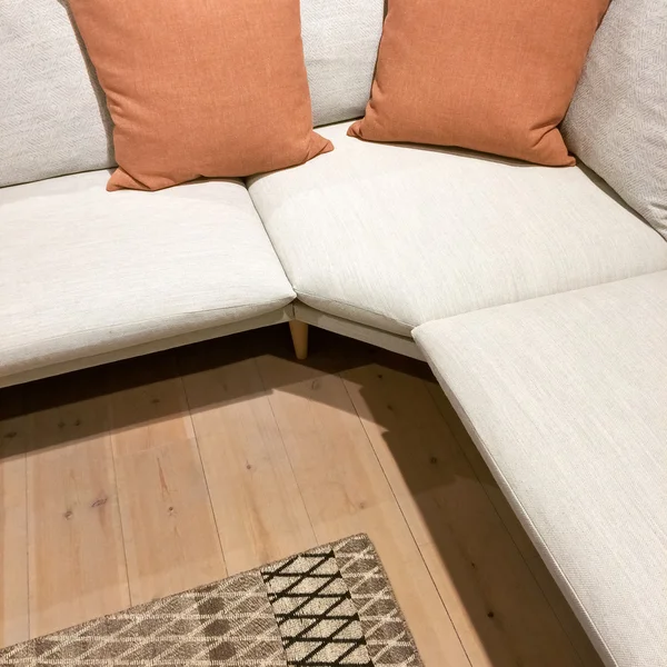 Sofá de esquina moderno con dos cojines —  Fotos de Stock