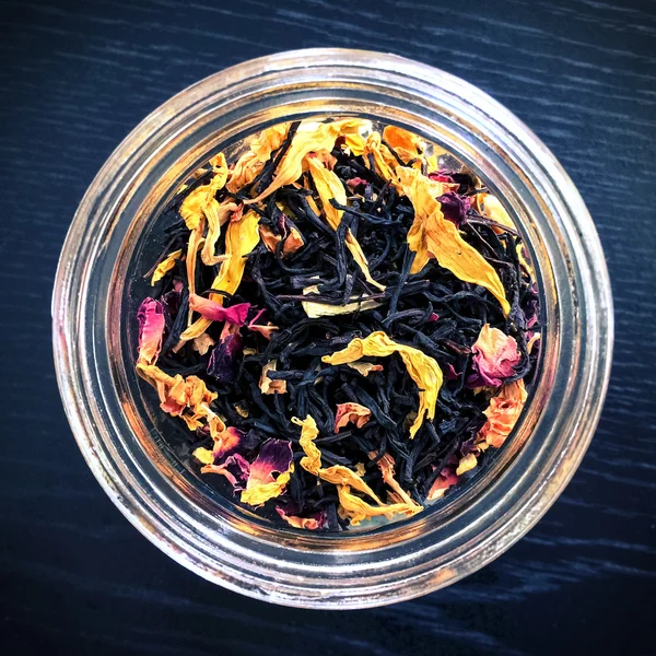 Aromatische zwarte thee met bloemblaadjes — Stockfoto