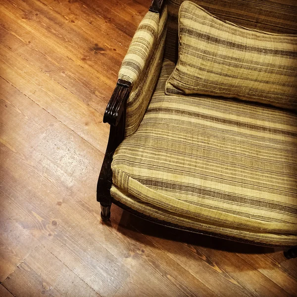 Vintage groene fauteuil op houten vloer — Stockfoto