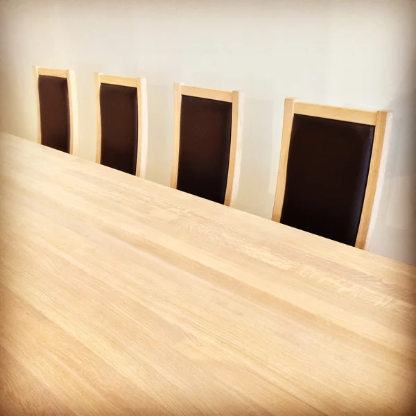 Tavolo in legno e sedie nere — Foto Stock