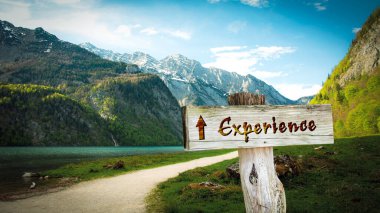 Sokak yol deneyimi için yön Işareti