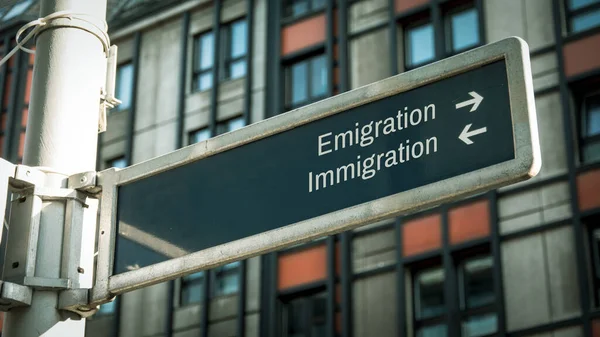 Straßenschild Weist Den Weg Zur Auswanderung Einwanderung — Stockfoto