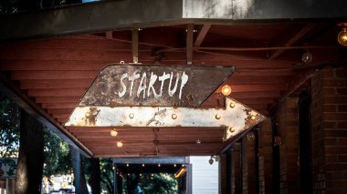 Sokak başlangıç yönü yolu Imzala