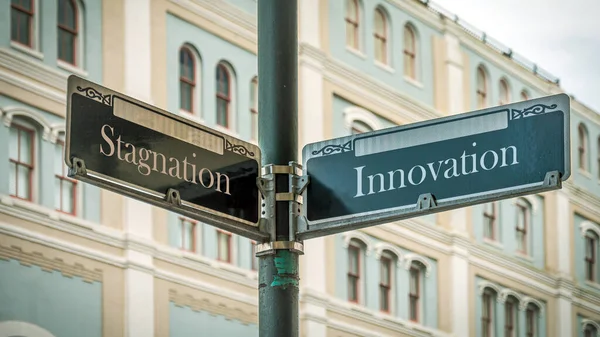 Street Sign Direzione Verso Innovazione Contro Stagnazione — Foto Stock