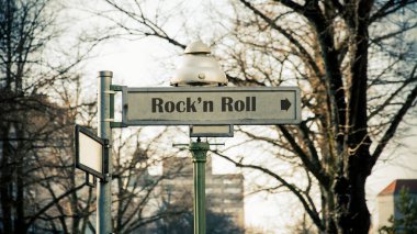 Rockn Roll'a Yön Yolu Sokak İşareti