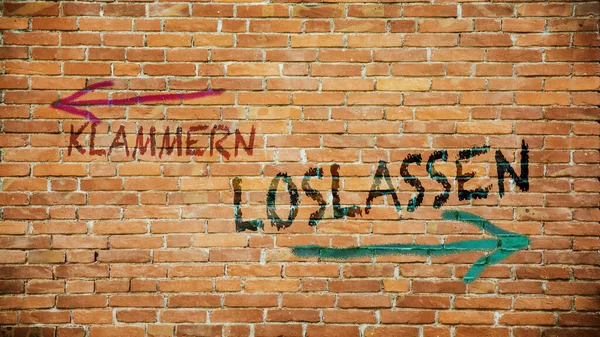 Almanca 'nın iki farklı yönünü gösteren işaret direği olan bir resim. Bir yön serbest bırakmayı işaret ediyor, diğeri de bırakmayı..