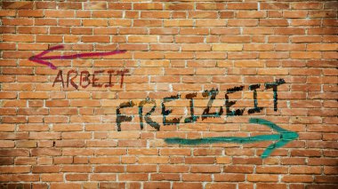 Almanca 'nın iki farklı yönünü gösteren işaret direği olan bir resim. Bir yön boş zamanı, diğeri çalışmayı işaret ediyor..