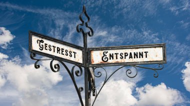 Almanca 'nın iki farklı yönünü gösteren işaret direği olan bir resim. Bir yön Gevşemiş, diğeri Stresli..