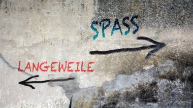 Almanca 'nın iki farklı yönünü gösteren işaret direği olan bir resim. Bir yön eğlenceyi, diğer yön sıkıntıyı işaret ediyor..