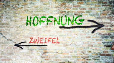Almanca 'nın iki farklı yönünü gösteren işaret direği olan bir resim. Bir yön umudu işaret ediyor, diğeri şüpheyi..