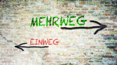 Almanca 'nın iki farklı yönünü gösteren işaret direği olan bir resim. Bir yön yeniden kullanılabileceğini gösteriyor. Diğer yön ise tek yönlü..