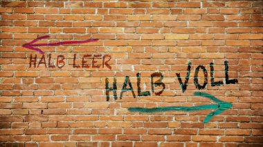 Almanca 'nın iki farklı yönünü gösteren işaret direği olan bir resim. Bir yön yarı dolu, diğer yön yarı boş..