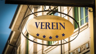 Almanca işaretli bir resim kulübün yönünü gösteriyor..