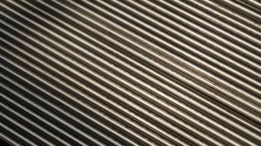 Metalik çizgili bir arka plan. Fabrikada boru yığını var..