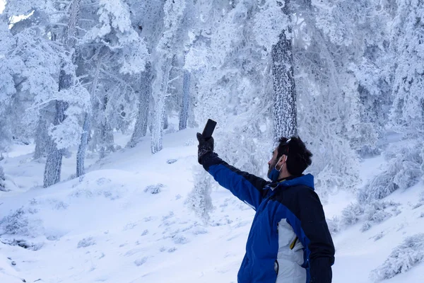 Homme Âge Moyen Recherche Signal Wifi Sur Une Montagne Enneigée — Photo