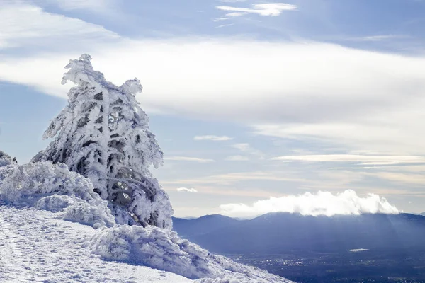 背景には美しい山々のスカイライン 雲と町の海と雪の風景 コピースペース 選択的フォーカス 水平方向 — ストック写真