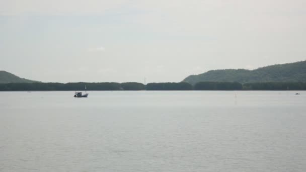 Fiskebåt i havet — Stockvideo