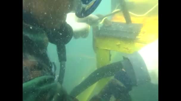 Arbeiter schweißen unter Wasser — Stockvideo