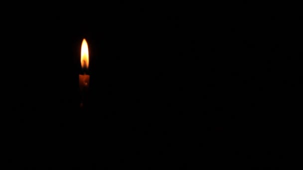 Zdmuchiwanie płomienia świecy — Wideo stockowe