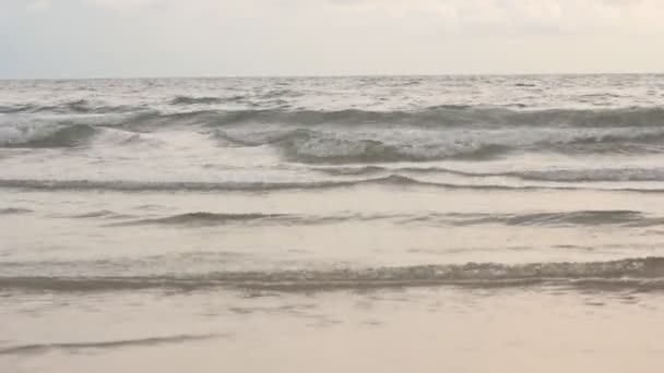 Ondas oceânicas na praia — Vídeo de Stock