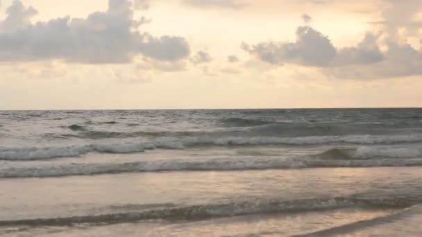 Ocean Waves op het strand — Stockvideo
