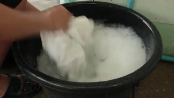 Wassen met de hand — Stockvideo