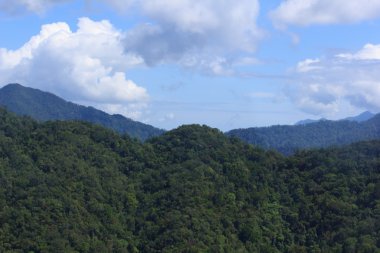 güzel dağlar ve mavi gökyüzü