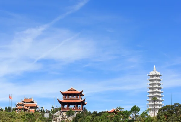 Hermosa pagoda con cielo azul — Foto de Stock