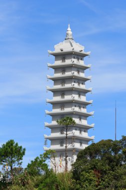 Mavi gökyüzü ile güzel pagoda