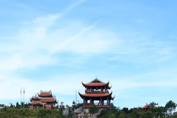 Hermosa pagoda con cielo azul — Foto de Stock