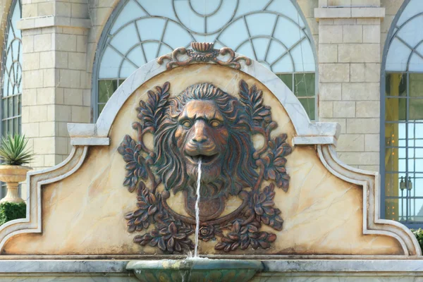 Estatua de cabezas de león chorro de agua . —  Fotos de Stock