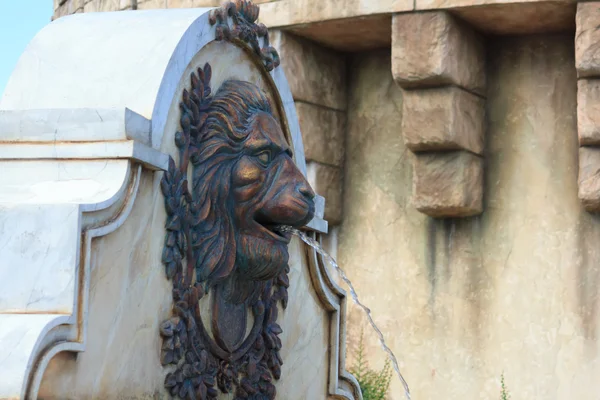 Статуя львиных голов изрыгает воду . — стоковое фото