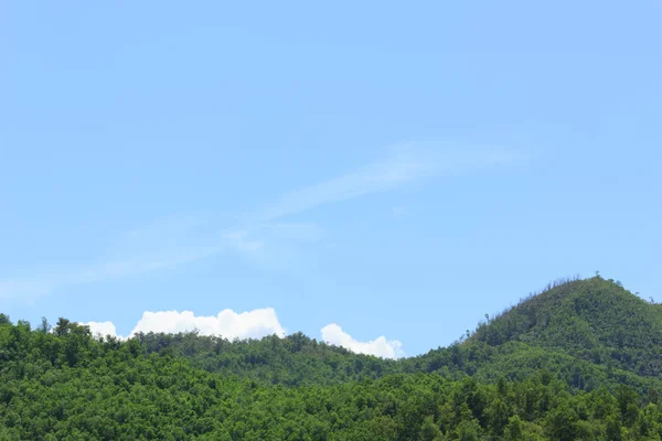 Belles montagnes et ciel bleu — Photo