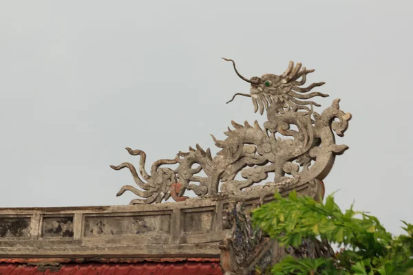 Escultura de dragón en el techo — Foto de Stock