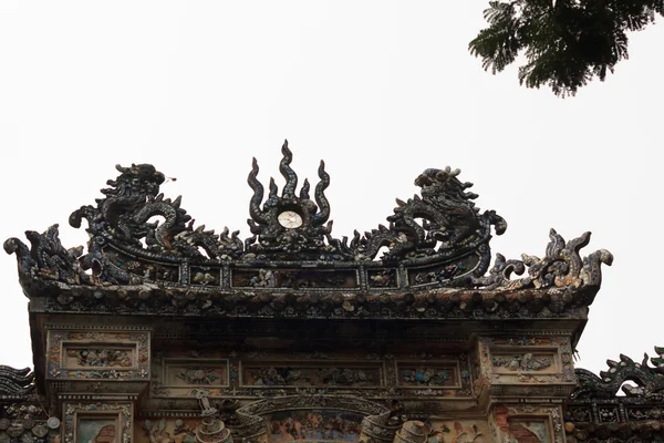 Escultura de dragón en el techo — Foto de Stock