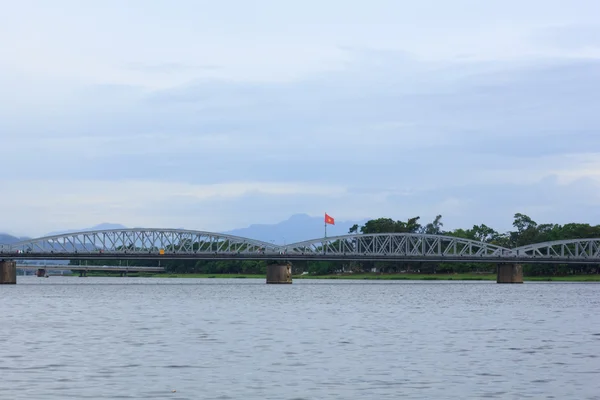Die Brücke über den Fluss in Vietnam — Stockfoto