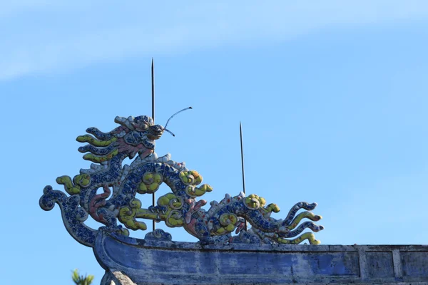Скульптура дракона на крыше — стоковое фото