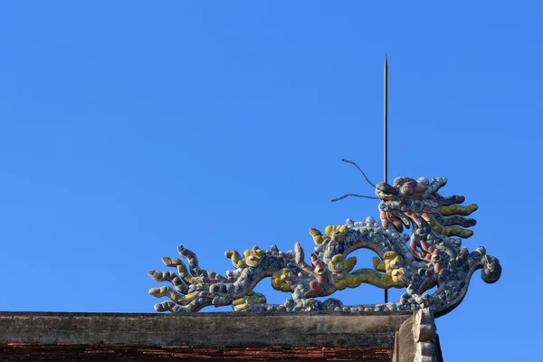 Escultura de dragón en el techo — Foto de Stock