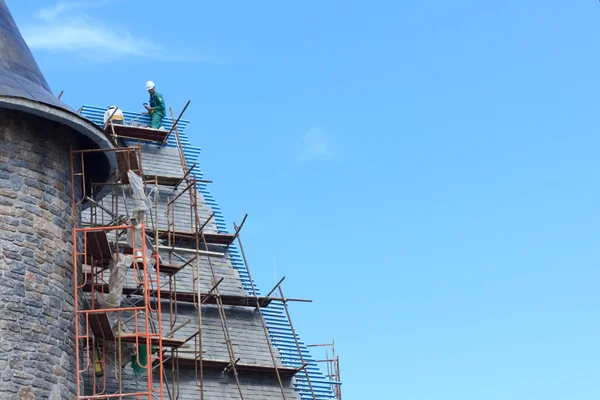 Les ouvriers construisent des tours — Photo