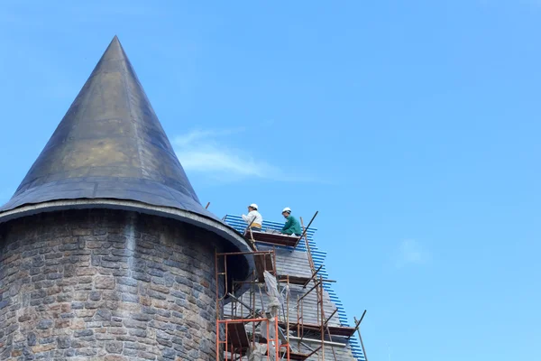 Arbeiter bauen Türme — Stockfoto