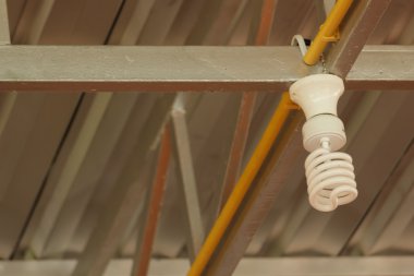 çatı yapısı üzerinde floresan ampuller
